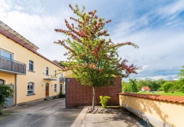 Wohnhaus mit ehemaliger Tischlerei im Erdgeschoss und großem Garten