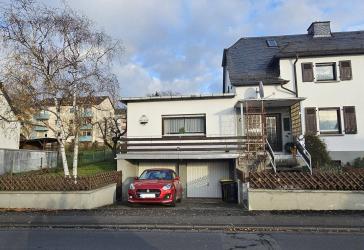 Doppelhaushälfte mit Anbau und Doppelgarage