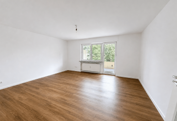 Frisch renovierte Hochparterrewohnung mit Balkon und Garage