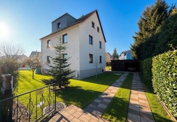 Charmantes Zweifamilienhaus mit ausgebautem Dachgeschoss und großem Grundstück