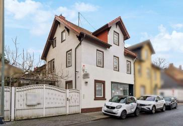 Zweifamilienhaus mit separaten Einheiten und zusätzlichem Gewerbeanteil in Frankfurt am Main