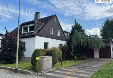 Doppelhaushälfte mit herrlichem Grundstück und viel Potential
