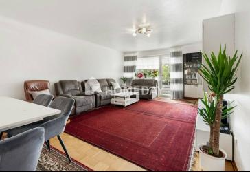 Großzügige Dachgeschosswohnung mit zwei Balkonen und Aufzug