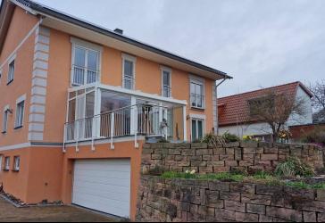 Einfamilienhaus mit Einliegerwohnung,Wintergarten und Garage für vier Autos in ruhiger Lage
