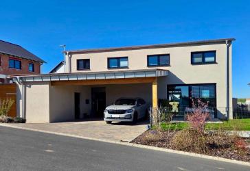 Modernes Familien-Idyll (Baujahr 2022): Exklusives Massivhaus mit Design-Ausstattung & Garten-Oase (geeignet für Förderprogramm der BayernLabo)