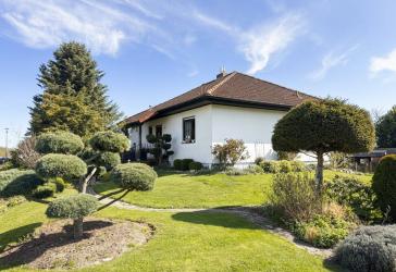 Traumhaftes Grundstück am Feldrand: Bungalow mit Wintergarten und vielen Extras
