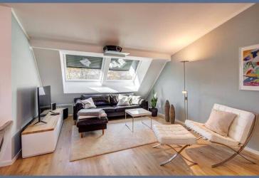 Möbliert: Helle Wohnung mit einladender Dachterrasse