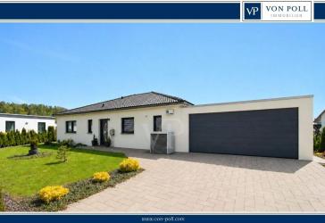 DIREKT EINZIEHEN - NEUWERTIGER BUNGALOW MIT AUßEN-POOL, DOPPELGARAGE UND ENERGIEEFFIZIENZ A+