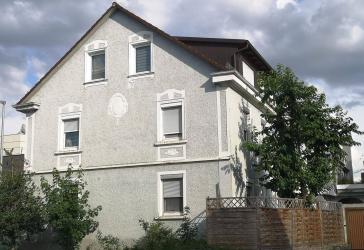 Kurzfristig beziehbare 3-Zi.-DG-Altbauwohnung in zentraler Stadtlage