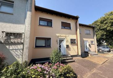 Gepflegtes Reihenmittelhaus mit großem Garten in Frankfurt-Sossenheim