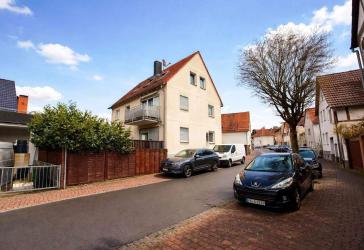 Karben: Modernes 3-Familienhaus im alten Ortskern von Petterweil