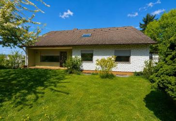 Einfamilienhaus mit Einliegerwohnung, Garage, Carport und Garten