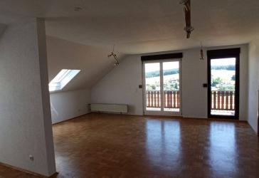 Großzügiges Wohnen mit Rhönblick: Gepflegte 3-Zimmer-DG-Wohnung