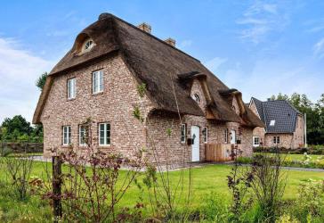 Reetdach-Doppelhaushälfte mit Garten | KfW 40 | Nähe St. Peter-Ording