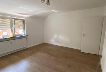 Schöne 3-Zi.DG-Wohnung im ruhiger Anliegerstraße Bergen-Enkheim