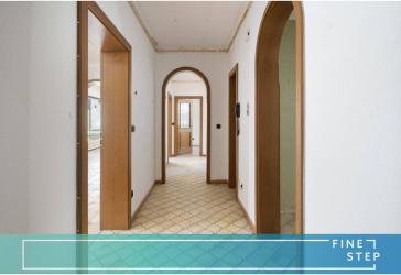 Sanierungsbedürftige 4-Zimmer-Wohnung mit 2 Balkonen, TG-Stellplatz und großem Keller