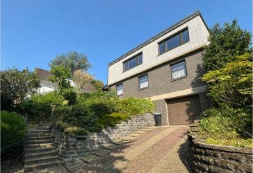 Freistehendes Einfamilienhaus in ruhiger Hanglage - Aufstockungspotenzial & Garage im Haus