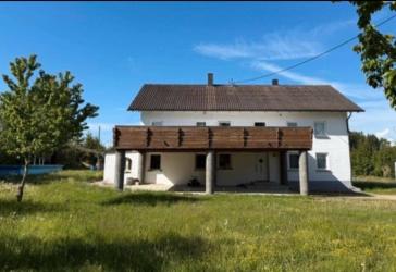 Hofstelle, 1-2 Familienhaus, Scheune mit grosszügigem Garten