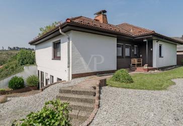 Großzügiges Einfamilienhaus mit Einliegerwohnung und Doppelgarage in schöner Wohn- und Blicklage