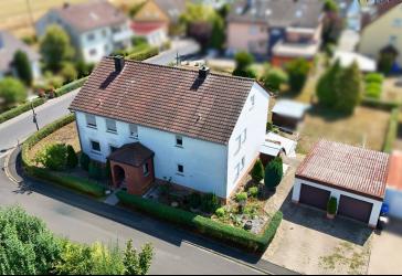 Freistehendes Zweifamilienhaus mit Garten und Doppelgarage in *BUCHBRUNN**