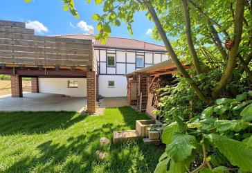 Einfamilienhaus in Feldrandlage mit Terrasse, Garten und 3 Garagen!
