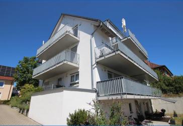 RZ-Güttingen: Attraktive 2,5 Zimmer Wohnung mit schönem Balkon, EBK, Stellplatz u. eigenem Eingang