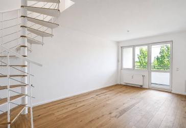 AIGNER - Wohnen auf zwei Etagen: Helle 4-Zimmer-Maisonettewohnung mit Südost-Balkon