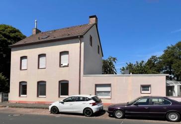 Dreifamilienhaus mit Anbau und bezugsfreier Wohnung im Zentrum