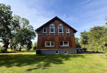 Großzügiges Zweifamilienhaus mit viel Platz und idyllischem Garten