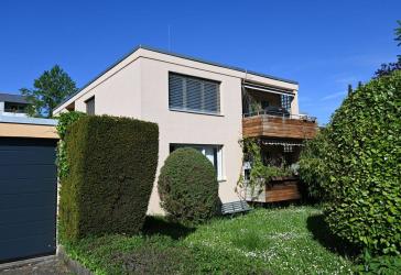 Gepflegtes Zweifamilienhaus mit Garten und Doppelgarage in Fellbach