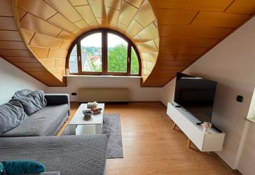 Helle 3-Zimmer-Dachgeschgosswohnung zu vermieten.