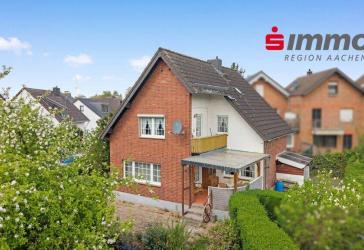 Freistehendes Einfamilienhaus mit großer Doppelgarage