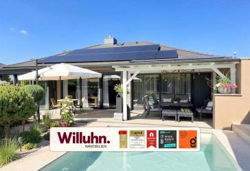 Moderner Bungalow mit Pool, Kaminofen, Photovoltaik und Gartenidylle