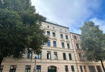 Balkon und Tageslichtbad mit Dusche