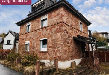 Zwangsversteigerung: Zweifamilienhaus mit Eifel-Charme und Potenzial