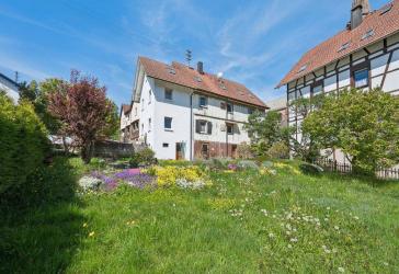 Renovierungsbedürftiges 2-Familienhaus mit großem Garten und Ausbaupotenzial in Forbach
