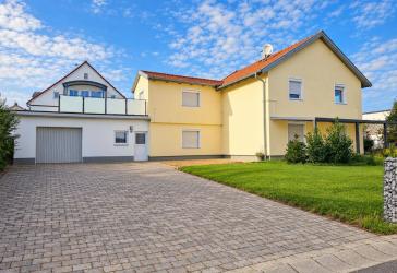 Stadt Osterhofen: Energetisch saniertes 2-Fam.-Haus mit Wärmepumpe in verkehrsgünstiger Lage