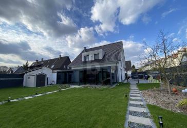 ALLEINSTEHENDER FAMILIENTRAUM MIT GARTEN