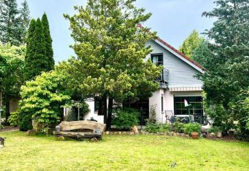 Gepflegtes Einfamilienhaus mit großem Gartengrundstück, Terrasse, Balkon und Garage in Amalienfelde