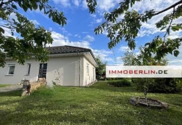 IMMOBERLIN.DE - Wunderbarer Bungalow mit großem Sonnengarten in ländlicher Wohlfühllage