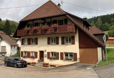 Wohnhaus mit Ökonomieteil und Doppelgarage im Kleinen Wiesental