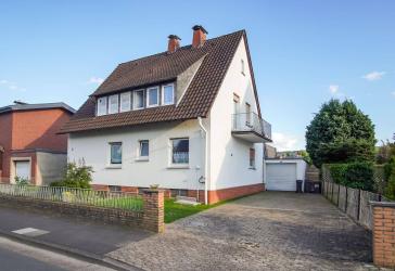 Freistehendes Zweifamilienhaus mit großem Grundstück und Garage