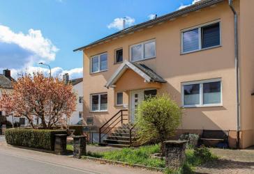 Großzügiges Mehrfamilienhaus mit zusätzlichem Potential