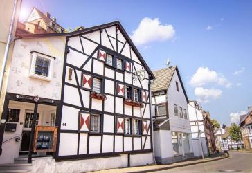 Die Alte Uhrmacherei Heimbach - Historisches Fachwerkjuwel inkl. 3 Ferienwohnungen
