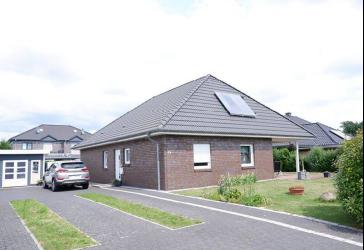 Neuwertiger Walmdachbungalow - Wohnen auf einer Ebene -