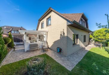Einfamilienhaus im modernen Landhausstil mit großem Garten