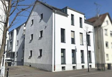 Neubaustandard im Zentrum: 3-Zimmer-Erdgeschosswohnung mit Balkon, Garten und Tiefgaragenplatz!