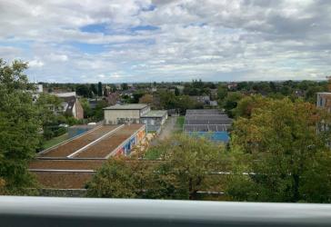 Was ein Ausblick! Einzugsbereite 2-Raumwohnung mit zusätzlichem Arbeits-, Essbereich