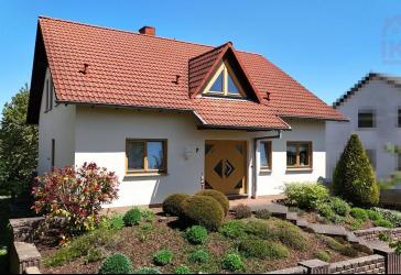 Freistehendes Einfamilienhaus mit Doppelgarage und Garten in Hemmersdorf