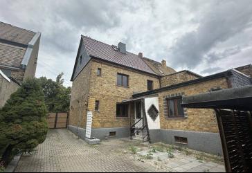 Doppelhaushälfte in Holzweißig mit Nebengebäuden, Pool und Ausbaureserve